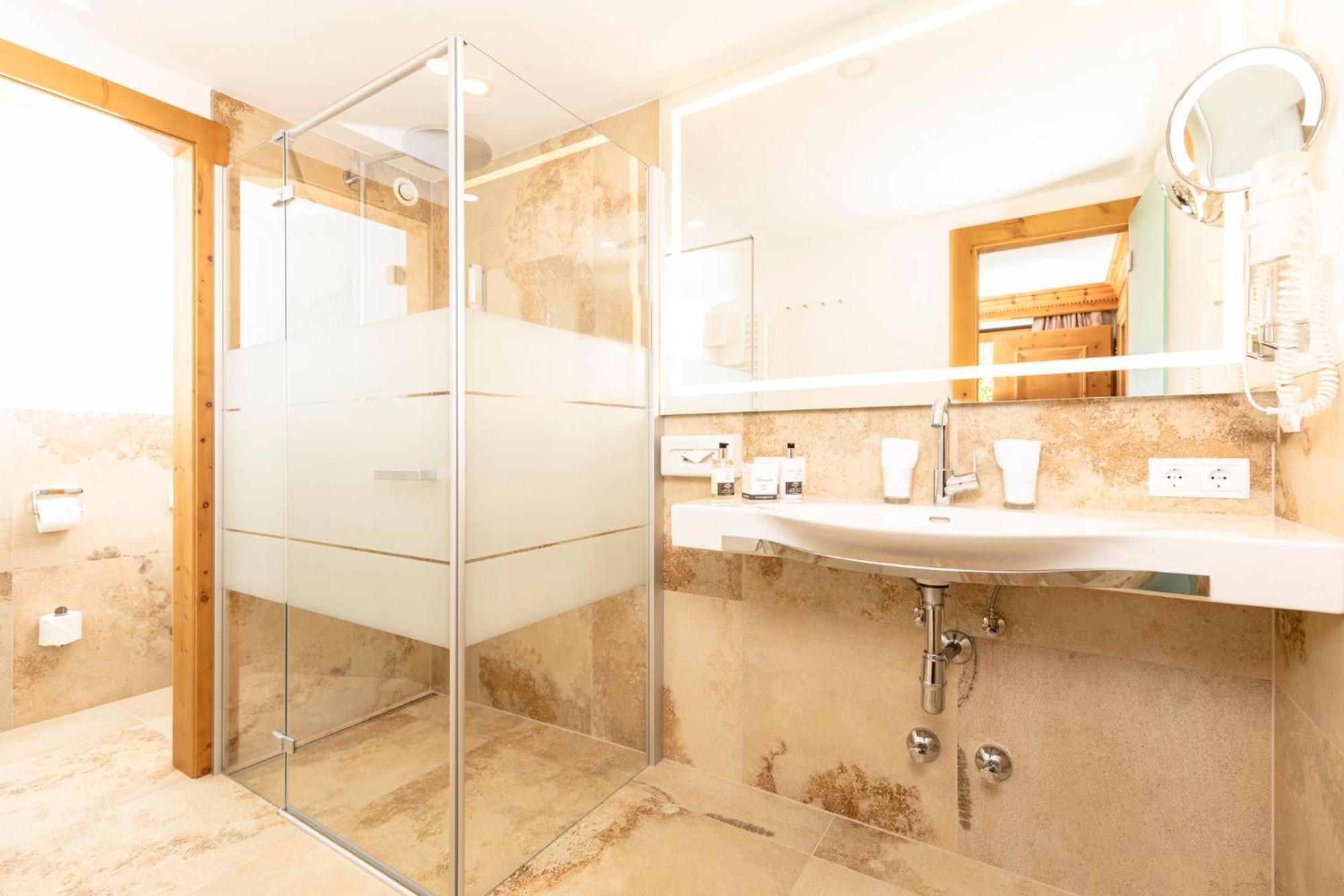 Der Boeglerhof - Pure Nature Spa Resort Alpbach Rum bild